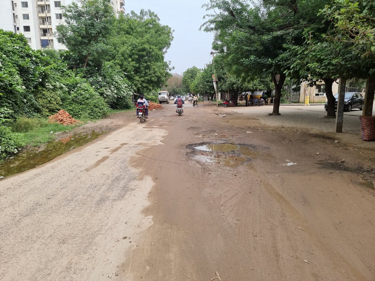 mayanksharma's tweet photo. 1. Potholes, with patches of roads
2. Only Street lights by Liquor Shops
3. 1000s families suffering
4.  🏥 suffering from lack of road
4. used by 10k+ vehicles daily

Tigaon Road,
Omaxe Spa Village, Sector 78

Appeal for help

@cmohry
@mlkhattar 
@Dchautala 
@rajeshnagarfbd https://t.co/4n0BARQ4f7