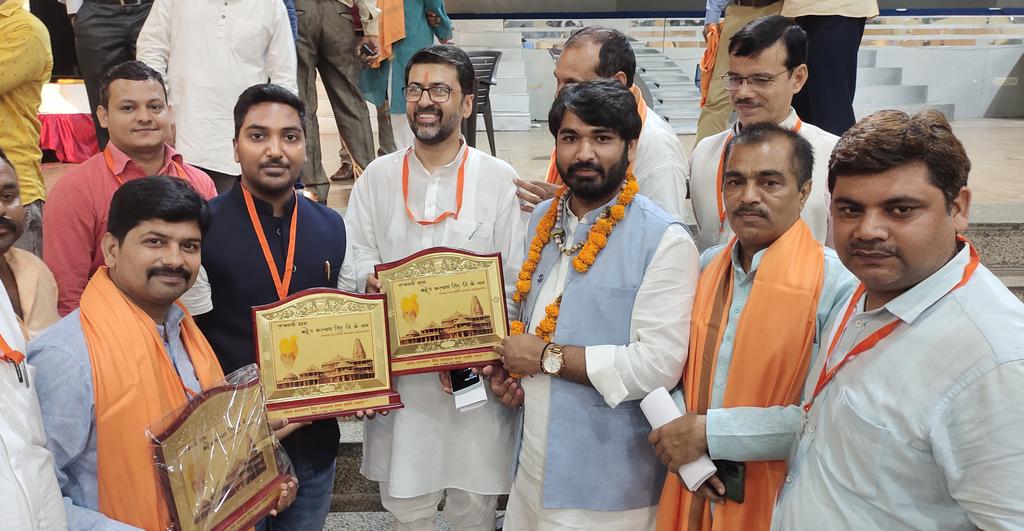 advprateek1996's tweet photo. लखनऊ में श्रद्धेय कल्याण सिंह सनातन सेवा स्मृति न्यास द्वारा पूर्व राज्यपाल एवं पूर्व मुख्यमंत्री पद्म विभूषण से सम्मानित श्री कल्याण सिंह जी की प्रथम पुण्यतिथि पर आयोजित कार्यक्रम.🙏🙏
@AdhivaktaP
@bstvlive
@RSSorg
@BJP4UP https://t.co/RJilWXEiCz