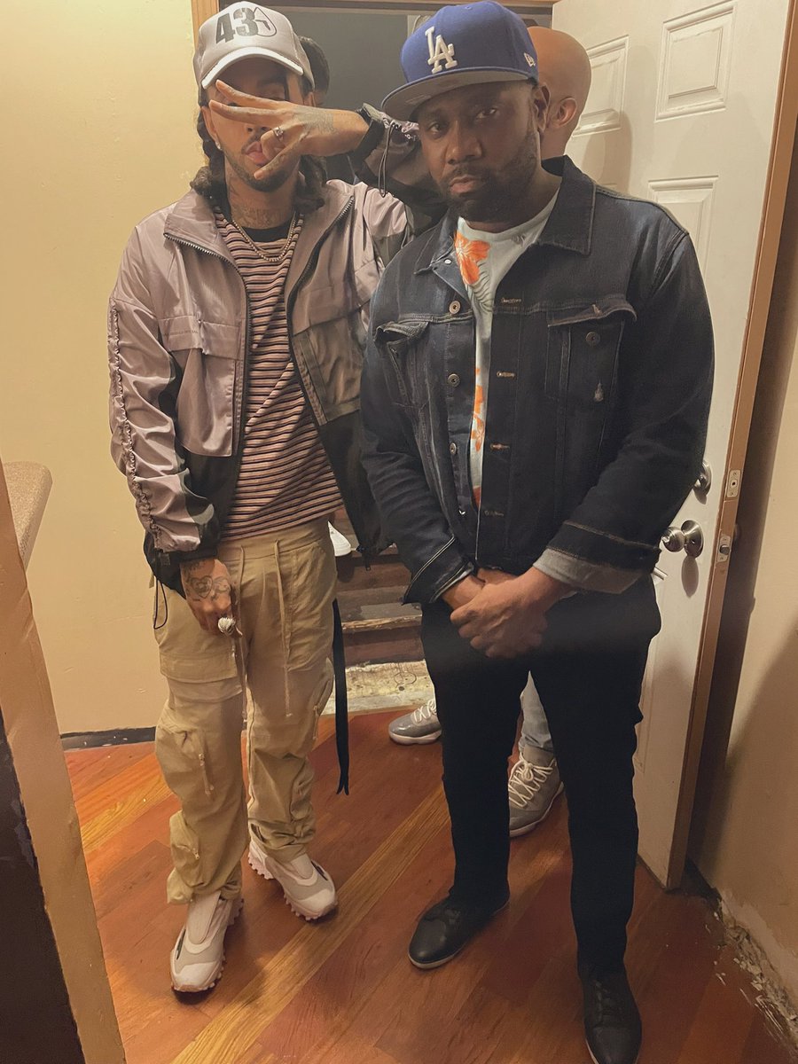 KENARD's tweet image. Pulled up at the Avondale Chicago to see @RobbBanks LIVE great show! Love the way you rock the crowd.