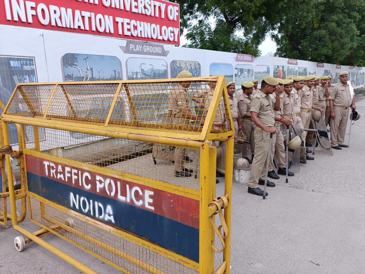 ndtv's tweet photo. #Noida | Heavy police force deployed as Tyagi community assembles for the Mahapanchayat in support of arrested leader Shrikant Tyagi. https://t.co/JPtLsDQ9c7