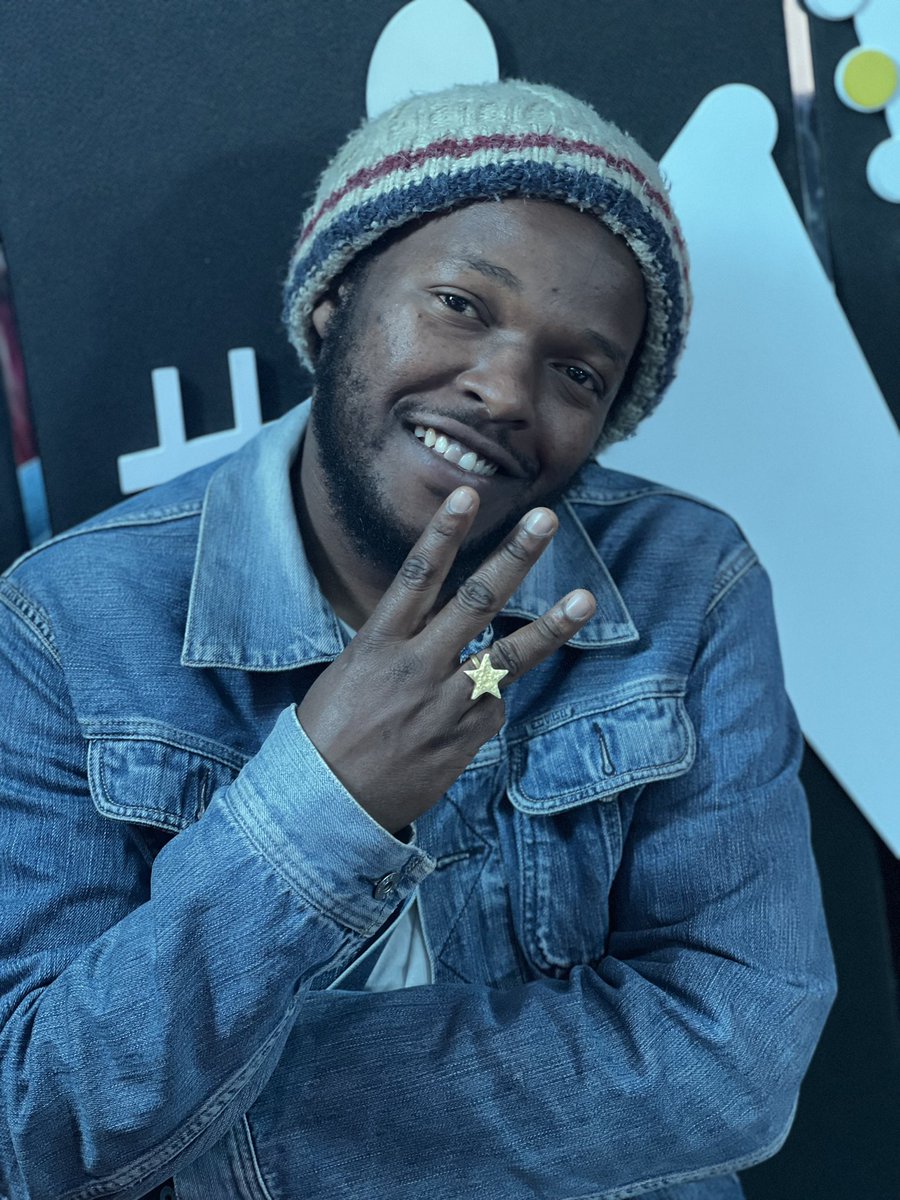SoundsOfRiley's tweet photo. Happy Earthstrong to @VybezRadioKE thank you for tuning in,sharing the music and making sure we do our best each and everyday. More love more energy and more good Vybez. #Vybezradioat3 #Vybezradio #RileyOnVybez #Alphawaveent  @VybezRadioKE https://t.co/7T4JcJVkOP
