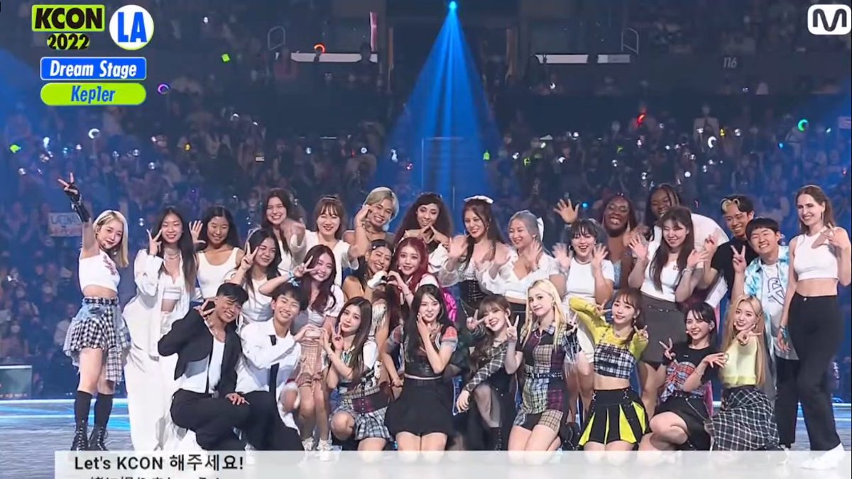 xyliana05's tweet photo. KEP1ER WITH THE FANS OMG!!!!!!!! #KCON2022LA #KCON #Kep1er #KEP1ERinLA @official_kep1er https://t.co/lJdRkfGRwr