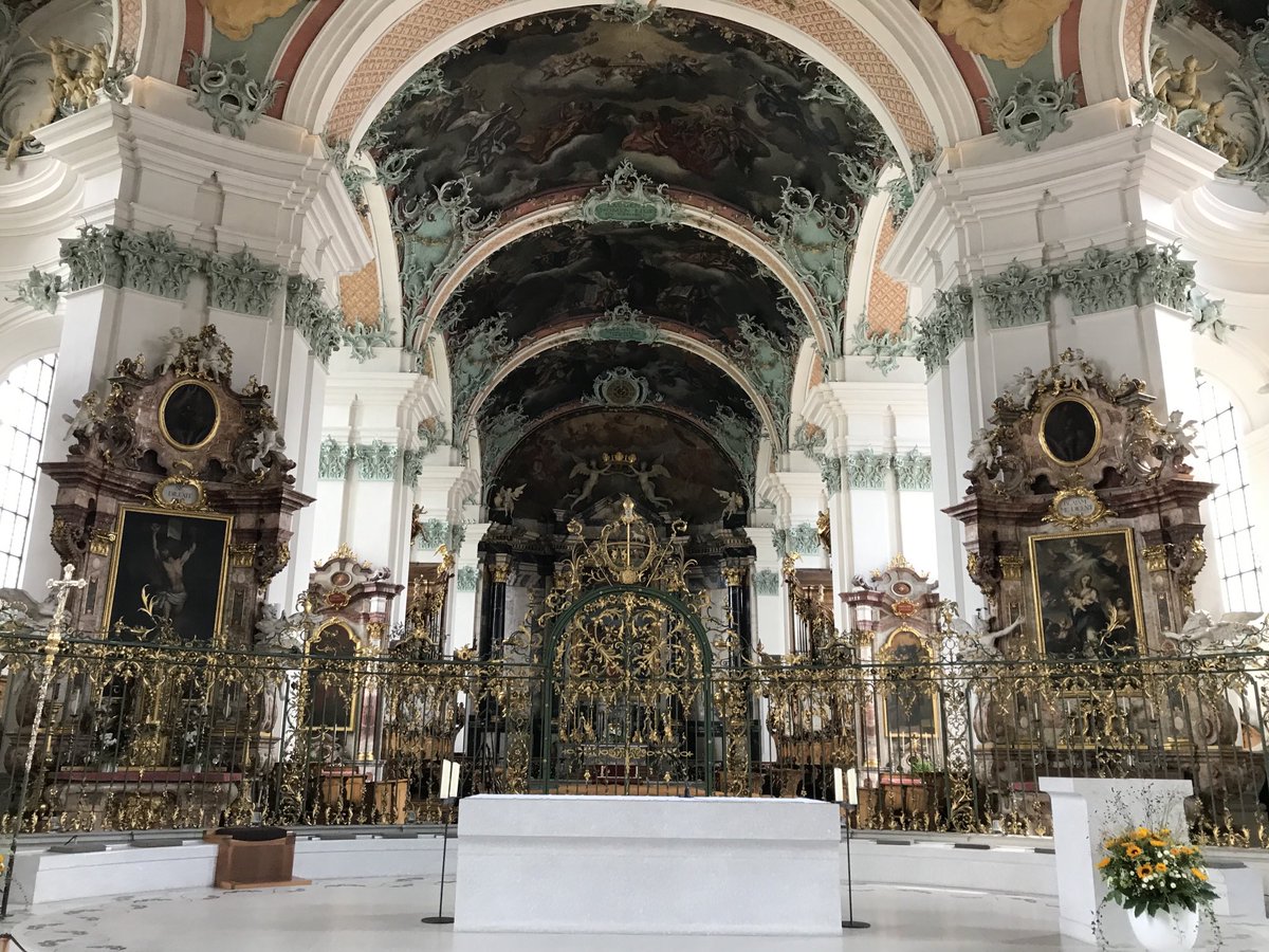 VANDEWALLEYves's tweet photo. #Suisse La bibliothèque et l’église #baroques du #monastère de #SaintGall.
Ce monastère fut l’un des plus intenses foyers de #culture de l’empire carolingien.
#Histoire #Charlemagne #religion #livre https://t.co/I4fH3AzSmH