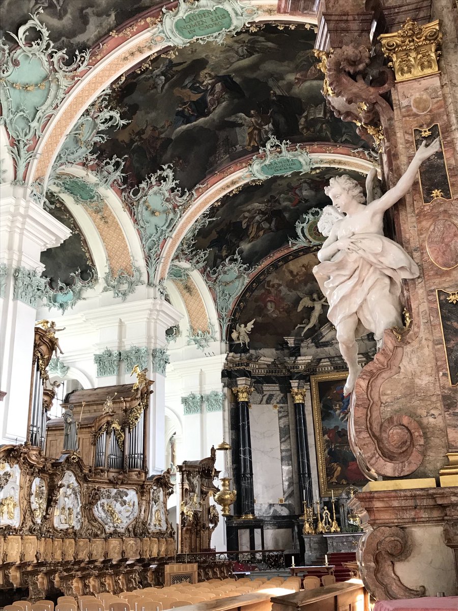 VANDEWALLEYves's tweet photo. #Suisse La bibliothèque et l’église #baroques du #monastère de #SaintGall.
Ce monastère fut l’un des plus intenses foyers de #culture de l’empire carolingien.
#Histoire #Charlemagne #religion #livre https://t.co/I4fH3AzSmH
