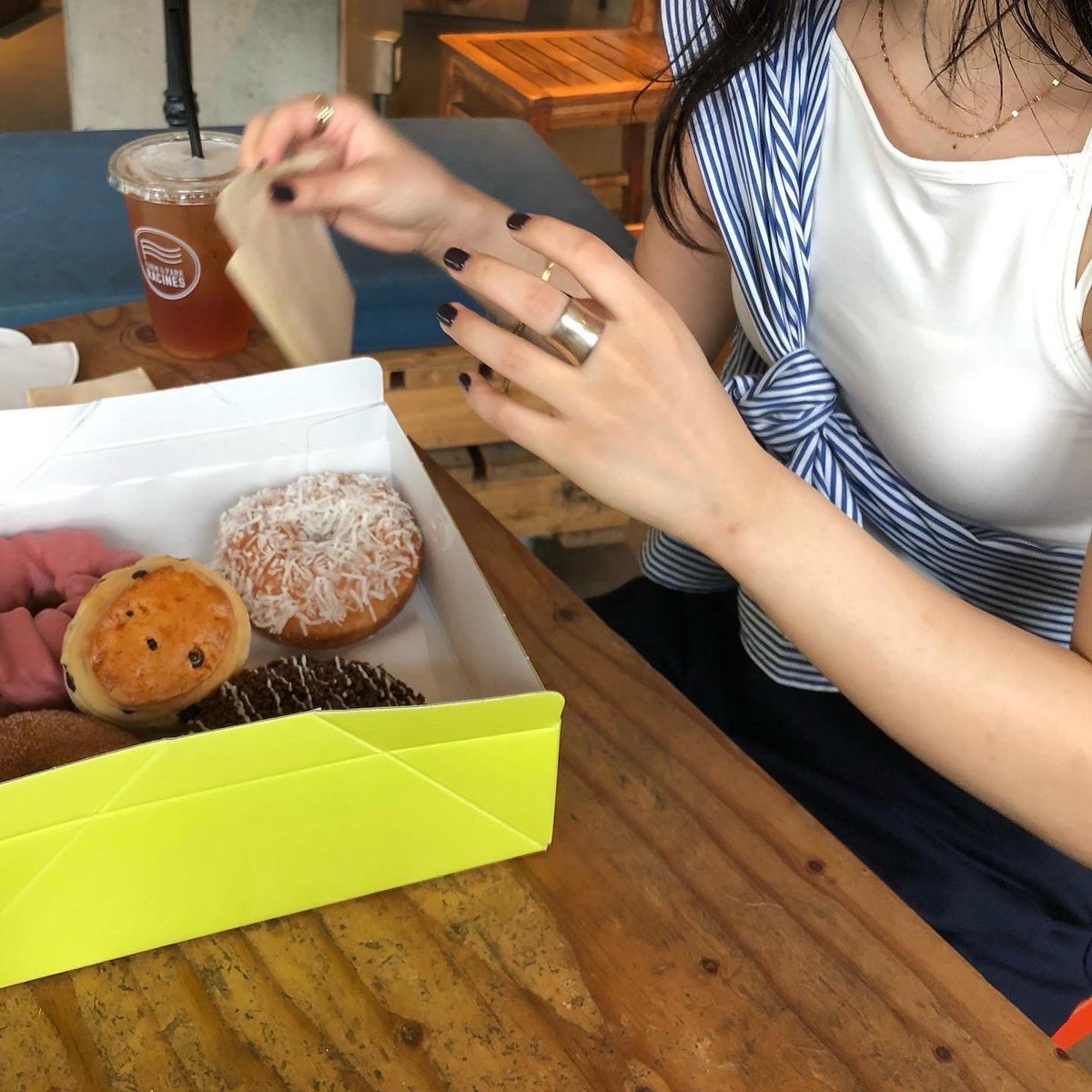 食べようとしてる集