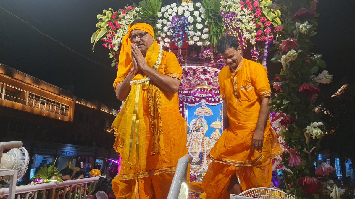 DrMaheshJoshimp's tweet photo. #श्री_कृष्ण_जन्माष्टमी के तहत शनिवार को  #गोविन्द_देवजी की शोभायात्रा में नंदबाबा की भूमिका निभाने का सौभाग्य मिला। सांप्रदायिक सौहार्द की मिसाल बनी शोभायात्रा में CM अशोक गहलोत,Ex CM वसुंधरा राजे सहित कई नेत��ओं ने शोभायात्रा का स्वागत किया। प्रदेशवासियों पर गोविन्द की कृपा रहे। https://t.co/l88E1kVp44