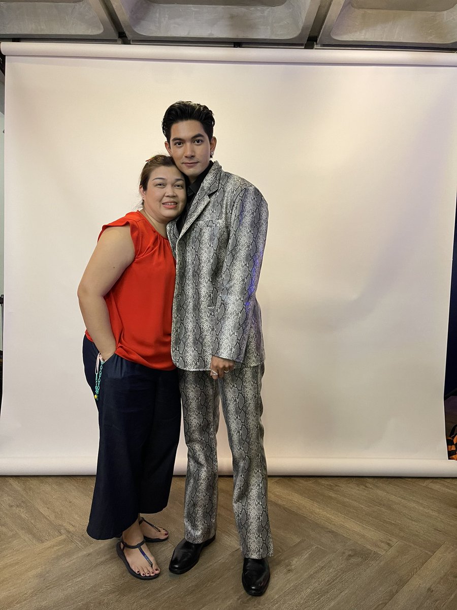 gagate_w's tweet photo. ชายน่ารักกกกกกกก ข้ามเสื้อแดงข้างๆไปกลมมากกกกก 😅 #หัสวีร์แฟนมีต2022 

Kem's Day
#เข้มหัสวีร์ Kem Hussawee https://t.co/c4dUwSY8in