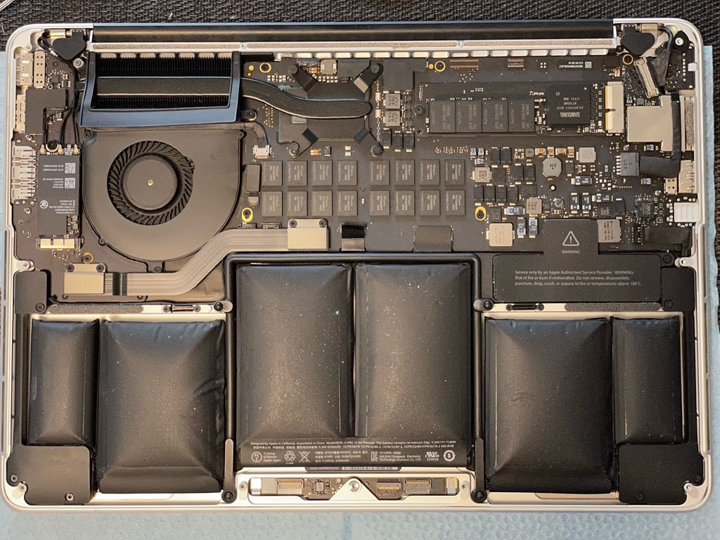 tomato_go's tweet image. 交換前のバッテリは、焼き餅みたいにぷっくらしてたよ。
#macbookpro2014
#バッテリ交換