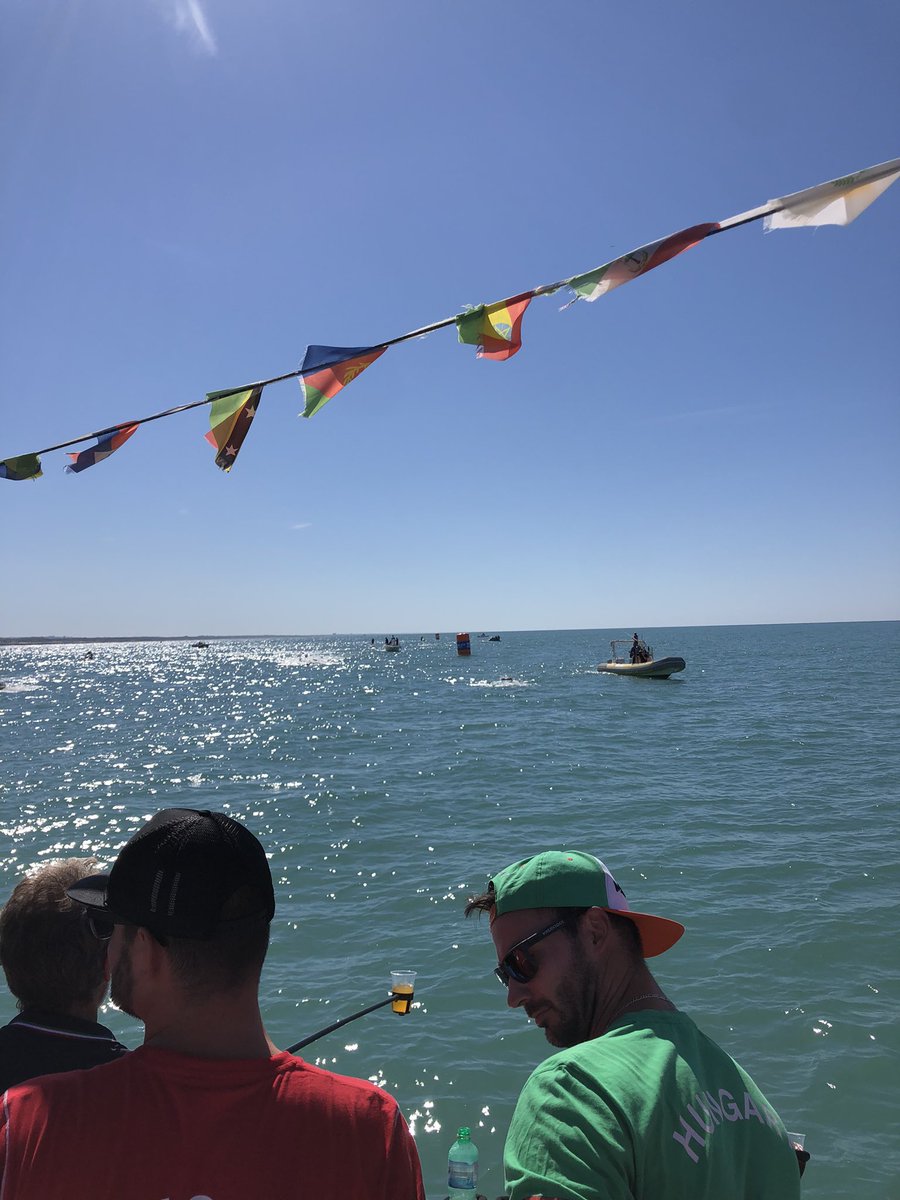 Het wordt de mannen niet makkelijk gemaakt. Bij het 2e drinkmoment treffen ze de boot dwars op de zwemrichting. Ook vandaag blijkt omgaan met omstandigheden van groot belang.

Bethlehem nog steeds alleen aan kop.

#LENRoma2022 #openwaterswimming