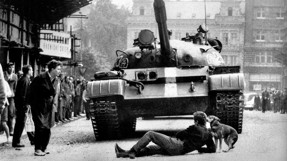 RadioPolitik's tweet photo. #Tschechien und die #Slowakei erinnern an die Besetzung durch #Russland im August 1968. Damals unterdrückten die Staaten des Warschauer Pakts die Demokratisierung des sogenannten #PragerFrühlings. An der Besetzung waren auch #DDR-Truppen beteiligt. #Tschechien #august1968 https://t.co/kuma3JLp2K