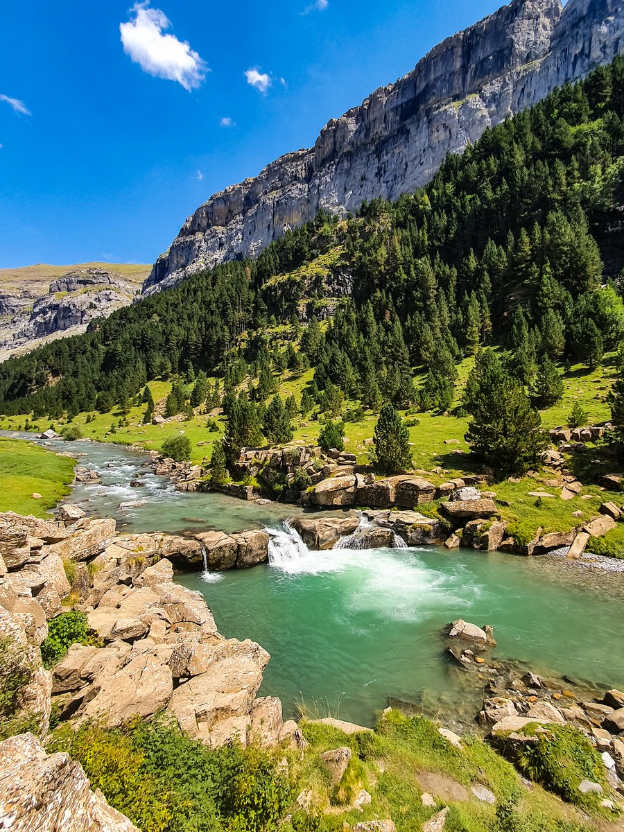 DeIndurain's tweet photo. Hasta este verano mis recuerdos de los Pirineos pertenecían casi por completo a batallas del Tour de Francia.

Tras haberlos visitado, aunque haya sido sin bicicleta, he descubierto las maravillas que se esconden ahí arriba, y no me resisto a compartirlo.

🧵 (1/18) #HiloEspada https://t.co/iPUfEOJ9my