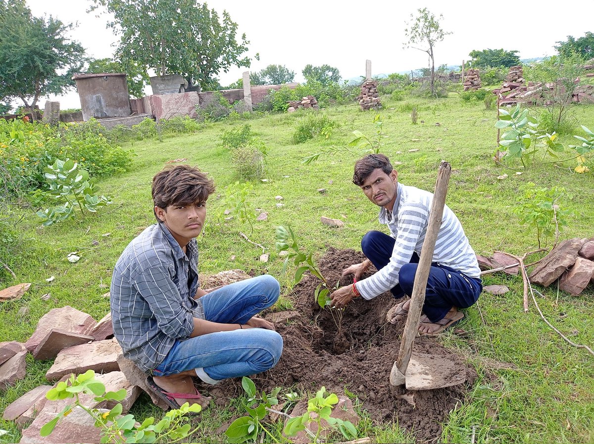pinkesh93's tweet photo. करौली मंडरायल के गांव लांगरा के युवाओं ने खेल मैदान के लिये जगह चिंनीत करने के लिये जनप्रतिनिधि से मांग के लिये उठाई मांग, प्रसिद्ध #अडेल बालाजी मंदिर के पास की जगह की राखी मांग
#लांगरा_मांगे_खेल_मैदान @rameshmeena63 @kheloindia
@AshokChandnaINC
@RDPR_Rajasthan @ashokgehlot51 https://t.co/ta1y3iZyDg