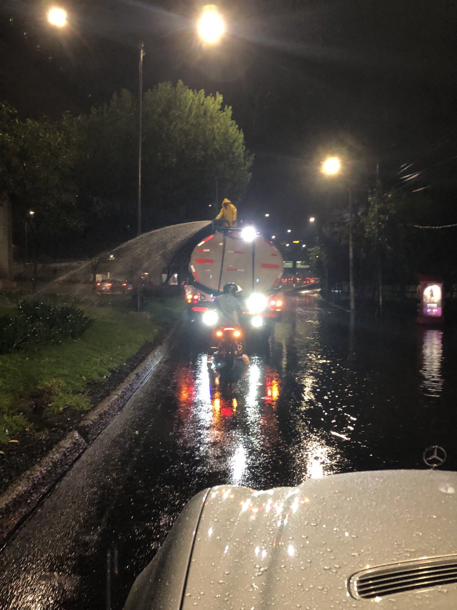 dcosiob's tweet photo. Que pedo ? @CDMX regando el camellon en medio de la lluvia ! @Iwas https://t.co/j3h1fryXhI