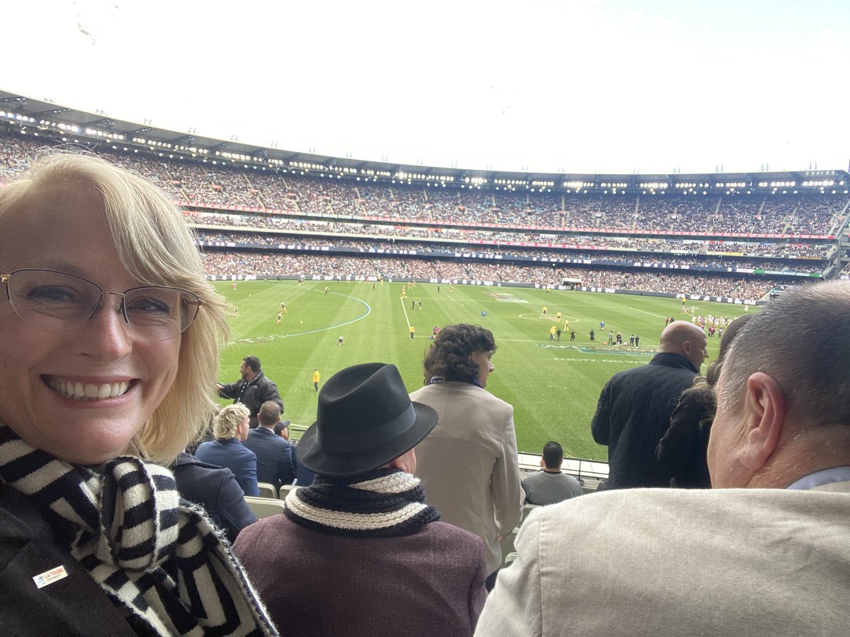 There’s nothing like a packed @MCG - go Pies! 🖤🤍 @CollingwoodFC
