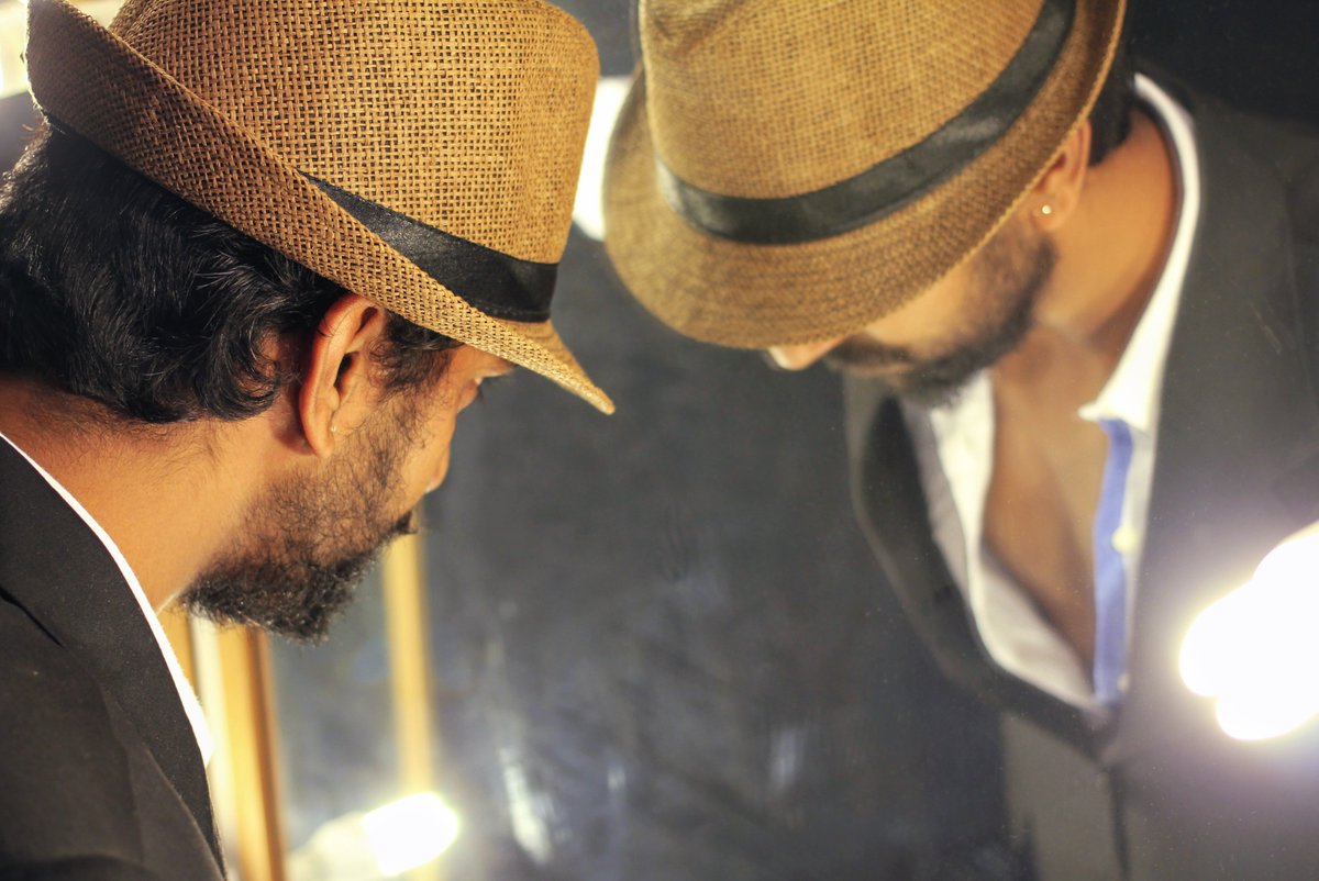 SambhajiSSasane's tweet photo. "आइना"

PC: Arjun Dhavale Mayuri Kulkarni

#justbeforehittingstage #beforeshoot #actorslife https://t.co/jDBUNrY63s