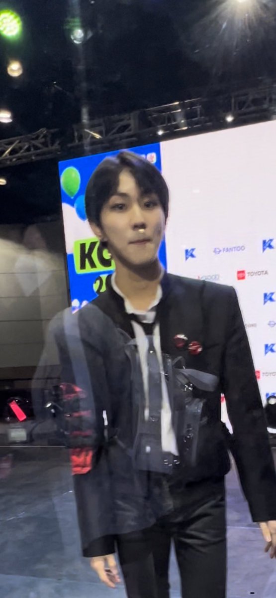 0209MEDIA's tweet photo. HES SO ADORABLE LOOK AT HIM GETTING SHOCK 😭 https://t.co/2tJA92crfh