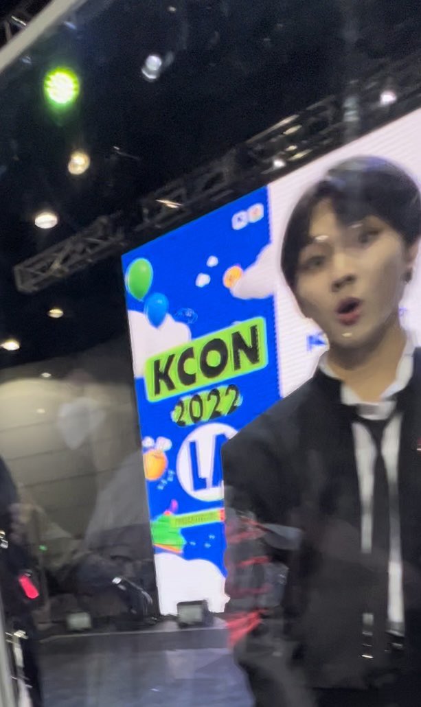 0209MEDIA's tweet photo. HES SO ADORABLE LOOK AT HIM GETTING SHOCK 😭 https://t.co/2tJA92crfh