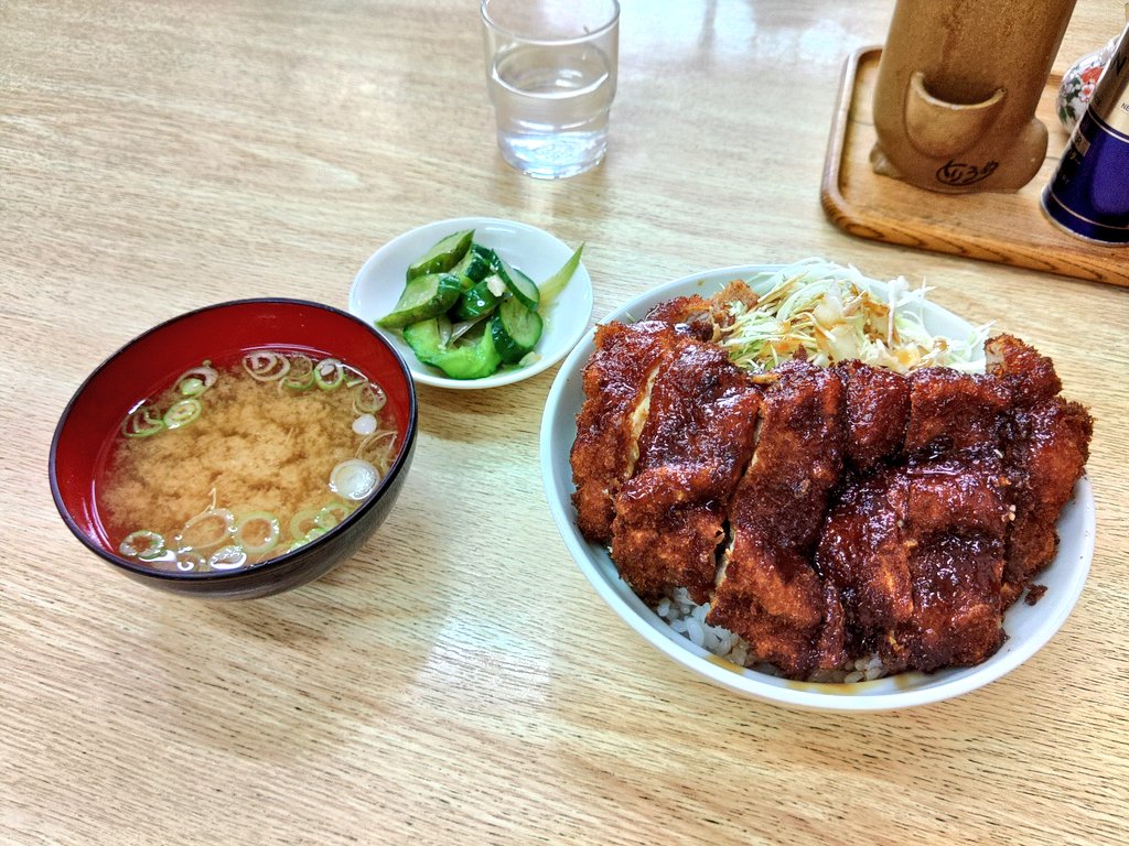 昼飯は にある｢ を食す。要は です。甘いソースが絡んで美味しい。キャベツも乗っていて多少背徳感が緩和されます。味噌汁も美味しかった。地元の食堂で食べるのはやっぱりいいなぁ。