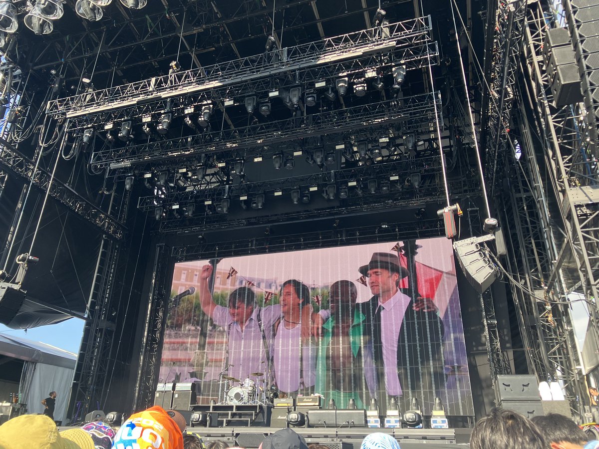 dr_pepper_pack's tweet photo. ピートとカールのマイクシェア、生で見る予定してたのにな……
リバティーンズにこれっぽっちも興味無いマネスキン勢に囲まれながら見てたよ。
そこそこ楽しんでしまって悔しい。
久しぶりにGunga Din聞いた！ https://t.co/2Q5ZXPjeQh