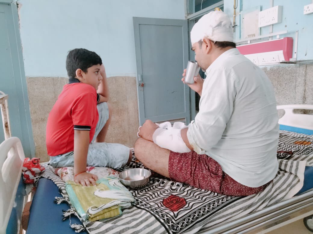 Bikram Singh (@bikramsamvad) on Twitter photo पापा के दर्द को समझता मासूम।
जीजाजी को जान से मारने वाले दोषी अभी भी खुले में घुम रहे हैं। सिर में तीन जगह चोट लगी है, एक उँगली काटनी पड़ी है, हाथ फ़्रैक्चर हो गया है। इंसाफ़ चाहिए।<a href="/scribe_prashant/">Prashant Kumar</a> <a href="/NitishKumar/">Nitish Kumar</a> <a href="/UtkarshSingh_/">Utkarsh Singh</a> <a href="/yadavtejashwi/">Tejashwi Yadav</a> <a href="/jayantjigyasu/">Dr. Jayant Jigyasu</a> पापा के दर्द को समझता मासूम।
जीजाजी को जान से मारने वाले दोषी अभी भी खुले में घुम रहे हैं। सिर में तीन जगह चोट लगी है, एक उँगली काटनी पड़ी है, हाथ फ़्रैक्चर हो गया है। इंसाफ़ चाहिए।<a href="/scribe_prashant/">Prashant Kumar</a> <a href="/NitishKumar/">Nitish Kumar</a> <a href="/UtkarshSingh_/">Utkarsh Singh</a> <a href="/yadavtejashwi/">Tejashwi Yadav</a> <a href="/jayantjigyasu/">Dr. Jayant Jigyasu</a>