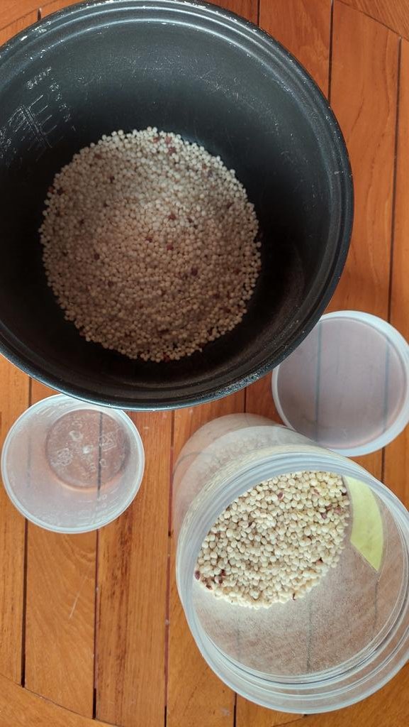 Takar satu gelas Beras sorgum putih dan masukkan dalam panci Rice Cooker