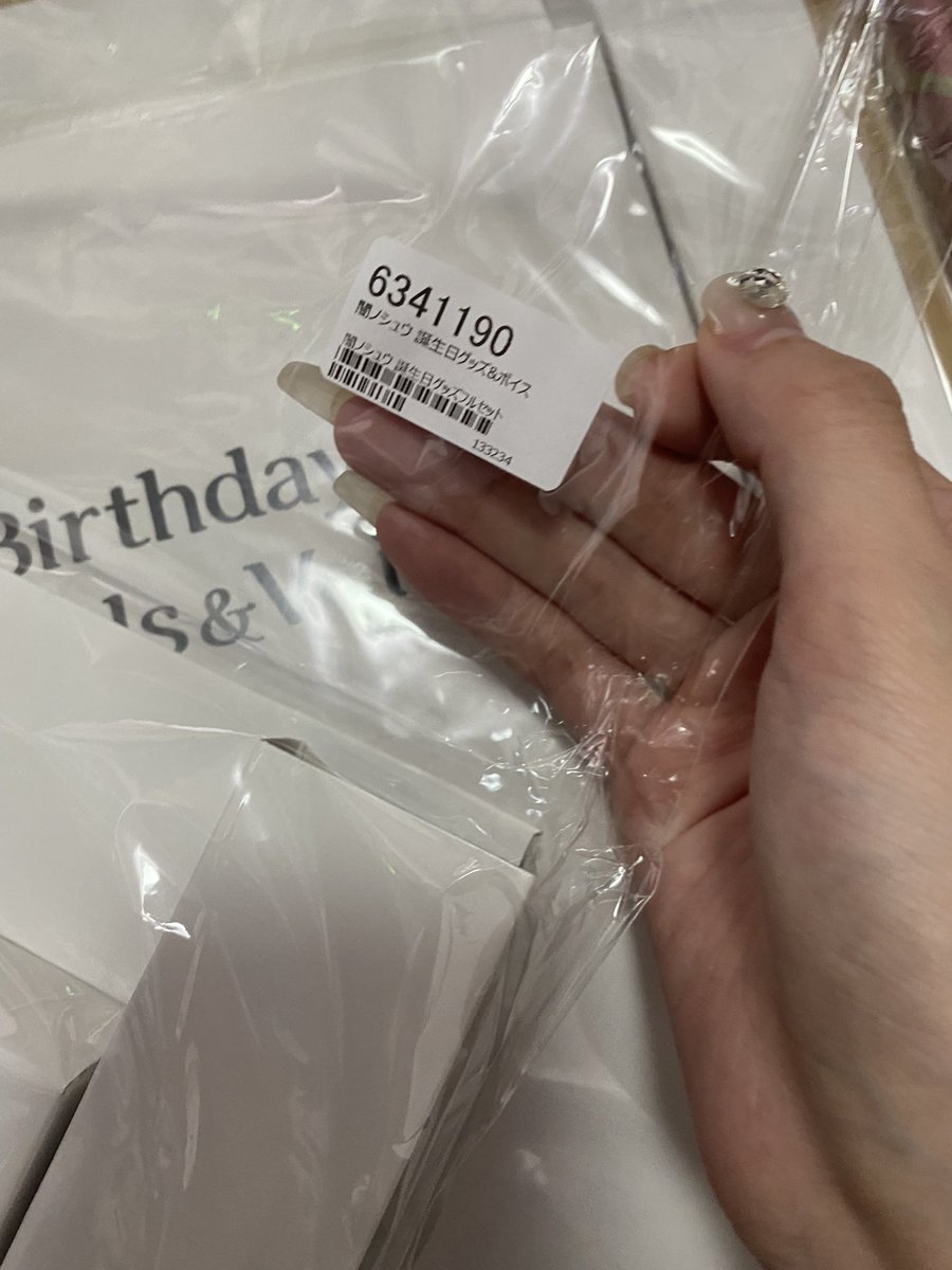 bigsoegg's tweet photo. #ShuYamino
虽然宝贝的生日已经过去了很久
但是我才刚刚拿到生日谷
激动得要死
又一次被宝贝的颜值所折服
拆出来确定安全，我就又重新装回去了，不舍得摆出来
shu宝爱你啊
序号上有我的生日
缘分呐！ https://t.co/Xkj91IKn7K