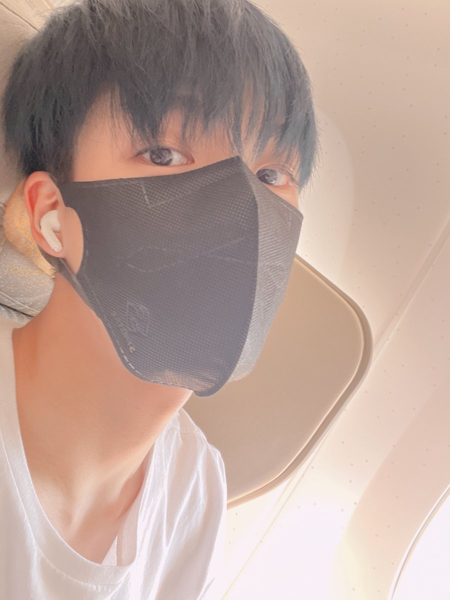 meongdat's tweet photo. 런진이랑 걸을 땐 에어팟 안 끼고 비행기 타니까 낌ㅠ https://t.co/l8P01HJTwT