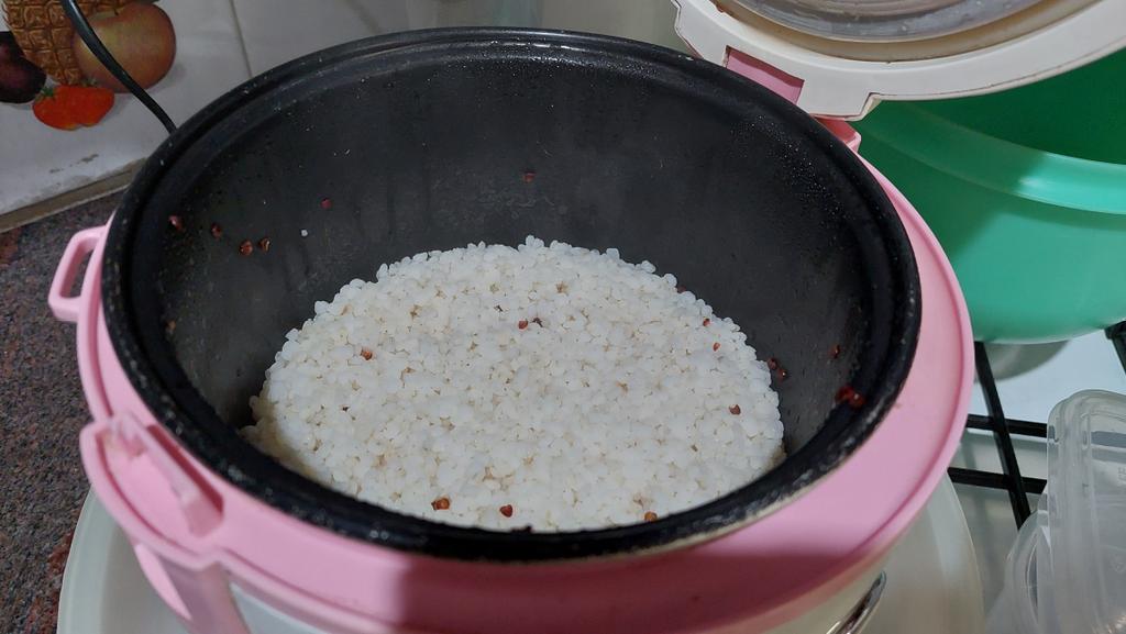 Karena warna sorgum juga putih, sekilas tampsk seperti Nasi Padi Putih yg sering dijual di berbagai warung, Rumah Makan, Restoran, dan Cafe ...