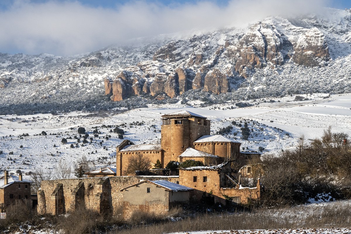 Businirmaslejos's tweet image. EL MEJOR ROMÁNICO RURAL
Al pie de los #MontesObarenes se localiza la aldea de #SotodeBureba. Su iglesia del siglo XII es uno de los monumentos más bellos del románico rural castellano. Destaca la bella iconografía que decora su portada. Fue declarada Monumento Nacional en 1981.