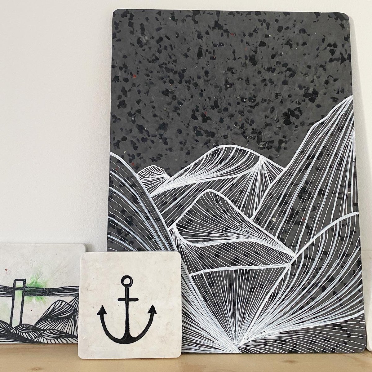 Best trots op hoeveel tegels tot nu toe een fijn nieuw thuis hebben gekregen èn op hoeveel plastic we dus al gerecycled hebben!💪🏻 Heb jij een idee of een verhaal dat je graag als een lijn-tekening op gerecycled plastic wil hebben? Let me know!🙌🏻