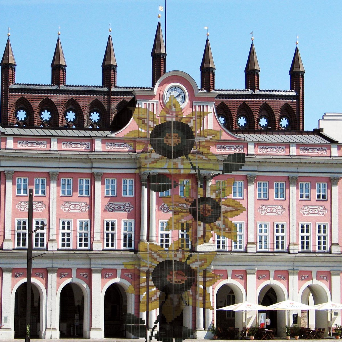 Guten Morgen #Rostock! 

Wir sind heute auf einer Kundgebungtour von #Rostock über #Schwerin zur EAE #Horst, um über die Stadtgrenzen hinaus an das #Pogrom zu gedenken, rassistische Kontinuitäten aufzuzeigen &amp; v.a. #Widerstand sichtbar zu machen!

#MV2108 #rememberlichtenhagen