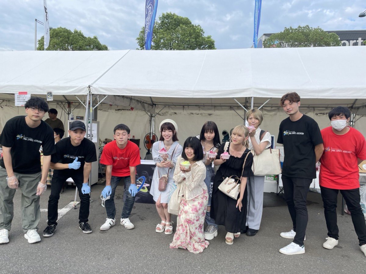 #パラesports協会 さんのかき氷いただきました！

写真は、
食べかけだし、白飛びしてるし、前髪割れてるけど、
食べる前にランチェキ撮ったよ！

ラムネ味！みどりだった！おいしかったー！
ごちそうさまでした！

アスリートの方々とも撮っていただきました！
ありがとうございます！