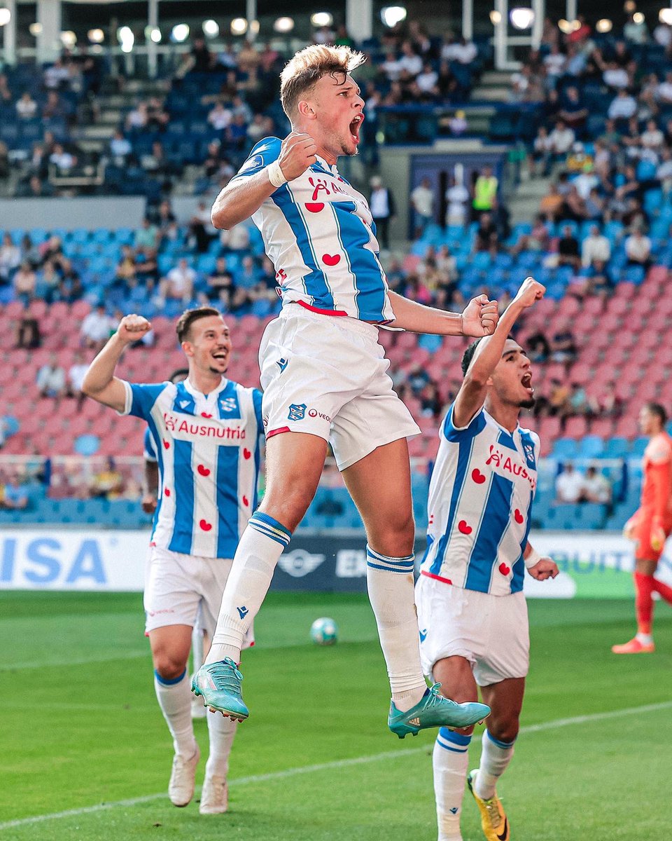 Very proud to see my son <a href="/sydneyvh17/">Sydney van Hooijdonk.</a> scoring his first hattrick in the <a href="/eredivisie/">VriendenLoterij Eredivisie</a> .😊❤️