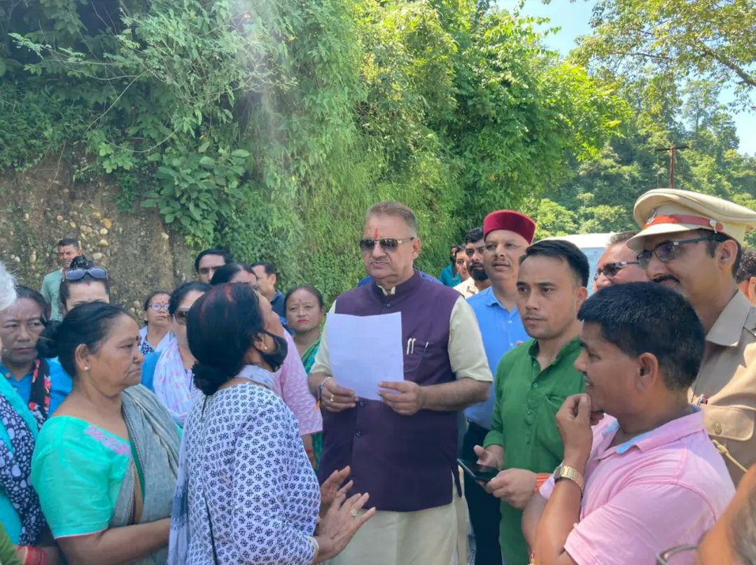 ganeshjoshibjp's tweet photo. आज अपनी विधानसभा क्षेत्र के संतला देवी मार्ग स्थित खाबड़वाला, हल्दूवाला, घटी गोला तथा गाजियावाला का स्थलीय निरीक्षण कर बारिश से हुए नुकसान का जायजा लिया। मैंने जनता की समस्याओं को सुना और उनके निराकरण के लिए संबंधित विभाग के अधिकारियों को निर्देशित किया। https://t.co/EKpJQNNQ1U