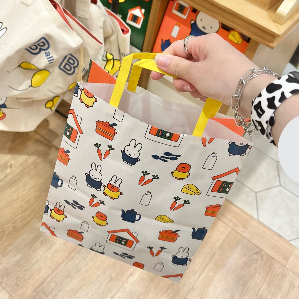 PUPPY__00's tweet photo. 出遅れたからマグはゲトれなかったけど他に欲しかったやつゲットできた〜ああミッフィーかわいいしあわせ🐮❤️‍🩹 https://t.co/z4q9lpqp0l