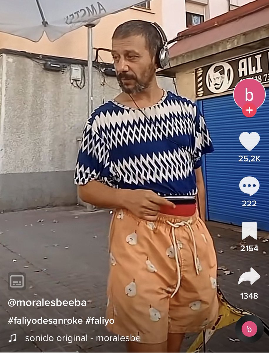 AlexChiner's tweet photo. Si esto lo llevase cierto influencer diríamos que es moda. Pero claro, como lo lleva el Faliyo de San Roque… https://t.co/rZFo23M8Xr