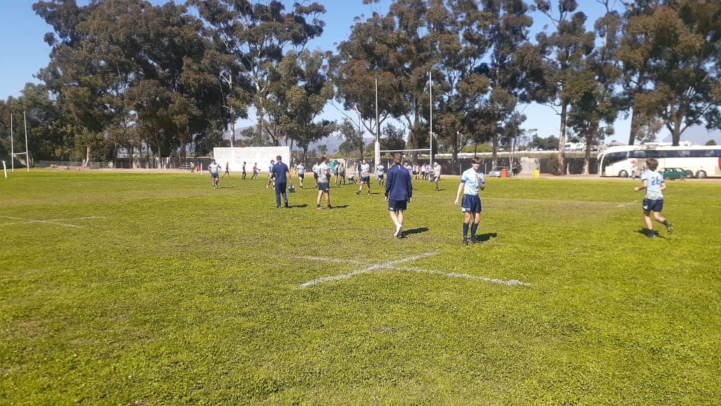 edwindoransport's tweet photo. A blue sky day and a stunning backdrop for @SherborneRugby final match of their tour against Charelestonhill School. 
#MakingMemories
#rugbytour
 🇿🇦🏉 https://t.co/Sd6vekP7Fv