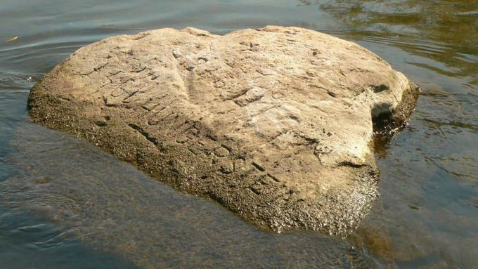 floresimosquera's tweet photo. #simeves,llora, estas palabras son las que se pueden leer en las piedras del #ríoRin, se tratan de inscripciones que fueron grabadas, las más antiguas datan del #sigloXV
el #ríoRin se queda sin agua
en verano europeo ...

#Alemania https://t.co/UgFSkhBz87