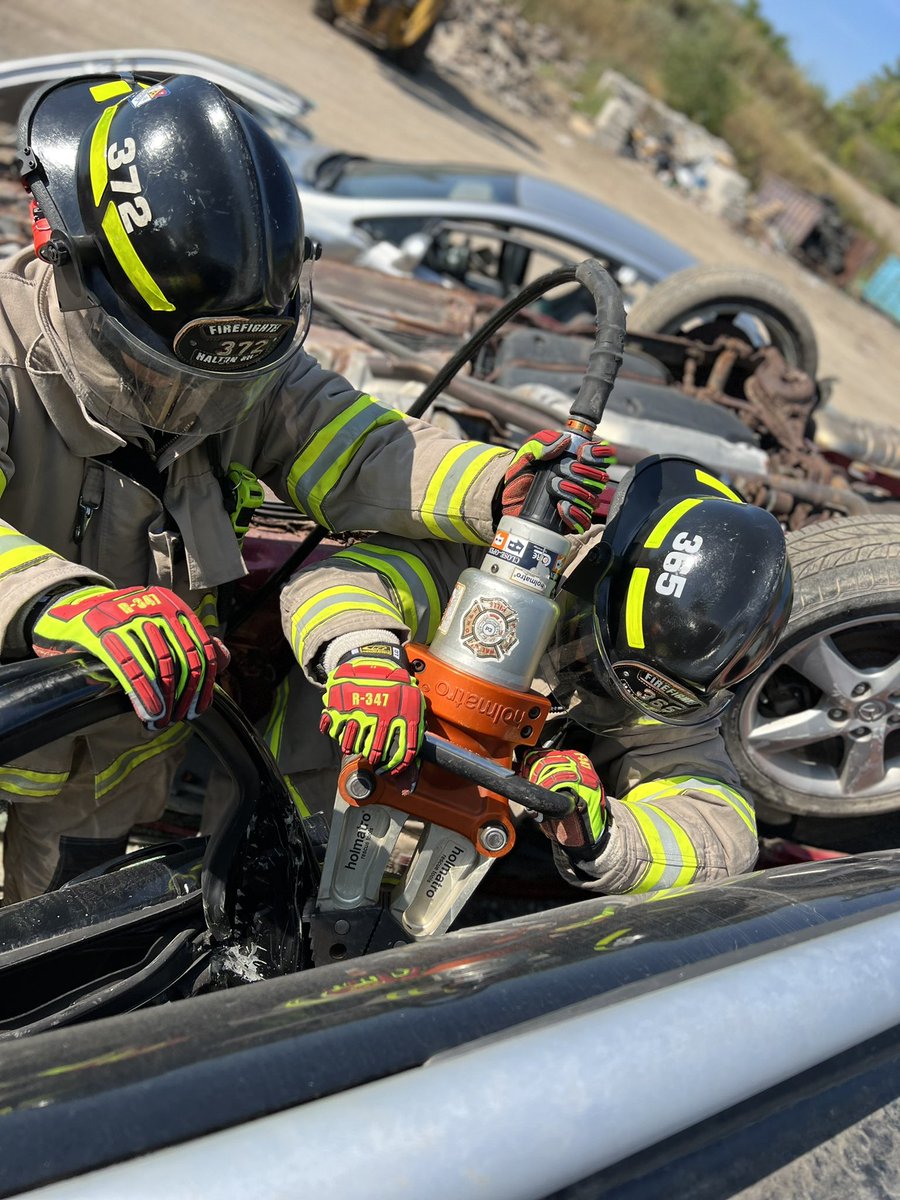 HHFD49RMc's tweet image. Some auto ex training teamwork 😍🔥 @HaltonHillsFD @HHPFFA  #cshift #autoex