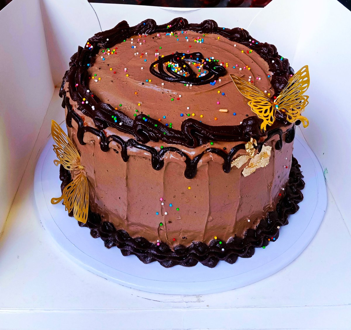 NBennymart's tweet photo. Client asked for something chocolatey.
And we delivered😋😋.
Call to order:08144538539.
#cakesinasaba #cakediva #asababusiness #asabacakeplug #viral #tbt #food #cakevendorsconnect #whipcreamcakes #chocolatecake https://t.co/wkgqEdTzld