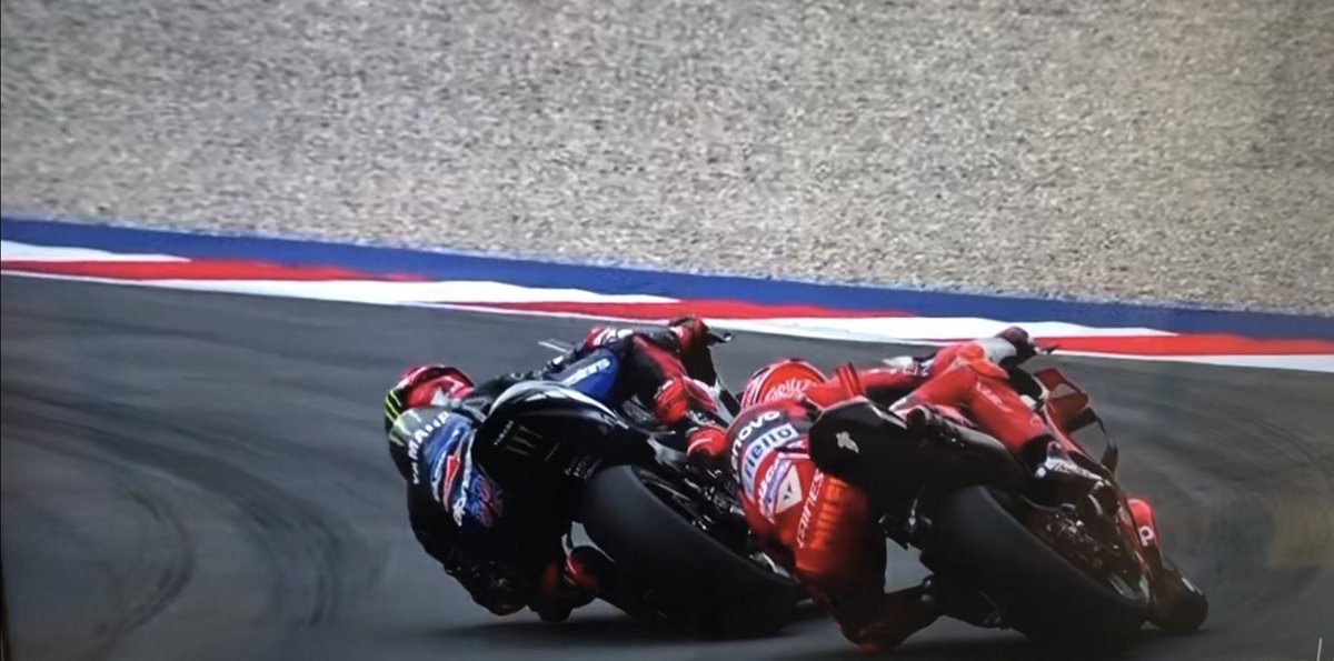 Mucha atención al adelantamiento de Fabio a Pato Miller en la nueva chicane de Austria. Adelantar en las chicanes está reservado a los Dioses de este deporte. Al resto ni se le ocurre intentarlo.