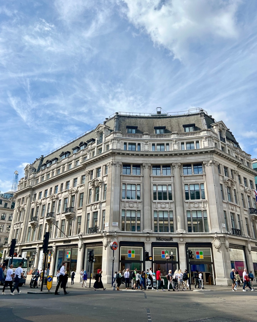 OxfordStreetW1's tweet photo. Sundays are for shopping... 

#OxfordStreet #Sundayfunday #Microsoft
#MicrosoftExperienceCentre #digitallife #MicrosoftUK #Microsoftbuilding #OxfordCircus #cityarchitecture #letsdoLondon #OnlyintheWestEnd https://t.co/ZLZSO3ZykV