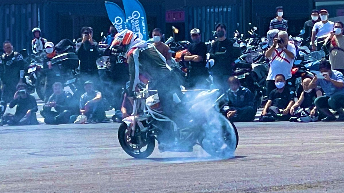 Rocket_BDM's tweet photo. Webike cafe meeting! 2022に行ってきました。スタンドライダーのOGA氏によるスタントショー、初めて生で見ましたがとても楽しめました。
初見でも楽しめる内容で、スタントしながらMCもこなすとは恐るべしエンターテイナー！
#WebikeCAFEMeeting #webike #OGAチャンネル #バイカーズパラダイス https://t.co/9Iy2kaozqy