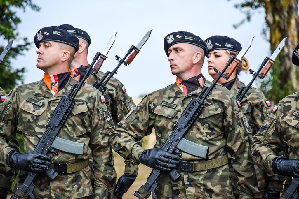 Prefet14's tweet photo. Pour témoigner la reconnaissance de la 🇫🇷 à l'égard des soldats de la 1ère division blindée polonaise 🇵🇱, qui se sont sacrifiés pour la libération, Jean Philippe VENNIN, sous-préfet et Jan Emeryk Rościszewski, ambassadeur @PLenFrance ont participé aux cérémonies du souvenir.
#WW2 https://t.co/GVWlWwqPKA
