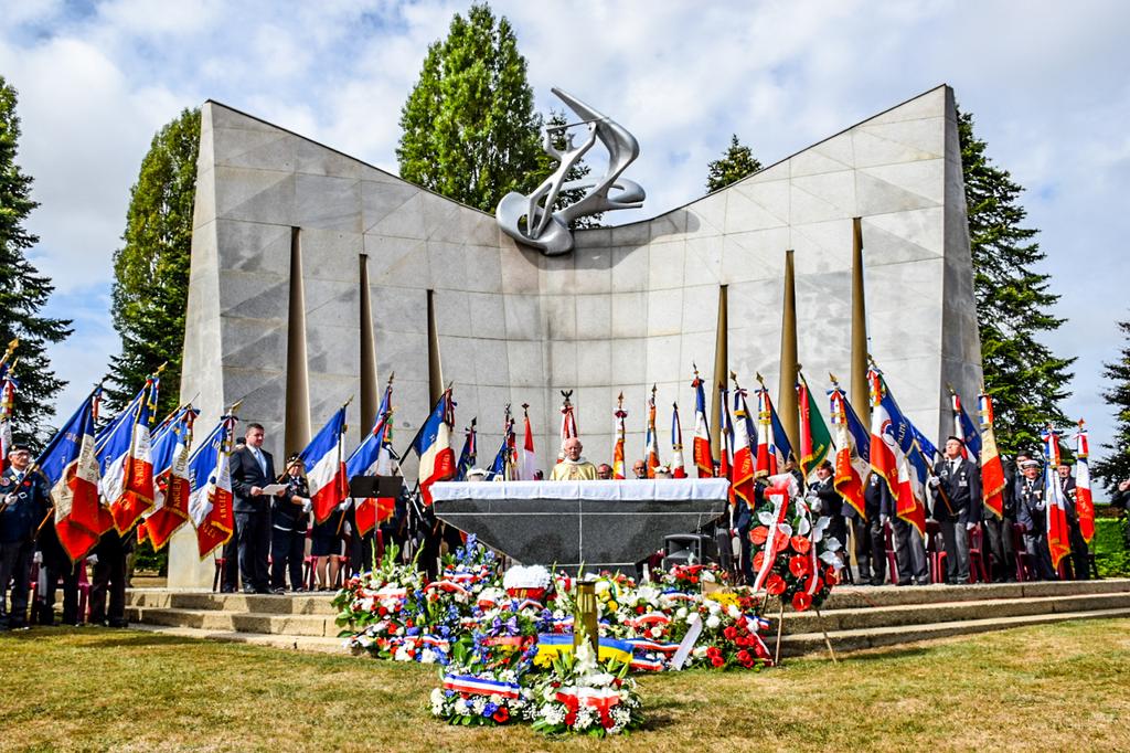 Prefet14's tweet photo. Pour témoigner la reconnaissance de la 🇫🇷 à l'égard des soldats de la 1ère division blindée polonaise 🇵🇱, qui se sont sacrifiés pour la libération, Jean Philippe VENNIN, sous-préfet et Jan Emeryk Rościszewski, ambassadeur @PLenFrance ont participé aux cérémonies du souvenir.
#WW2 https://t.co/GVWlWwqPKA
