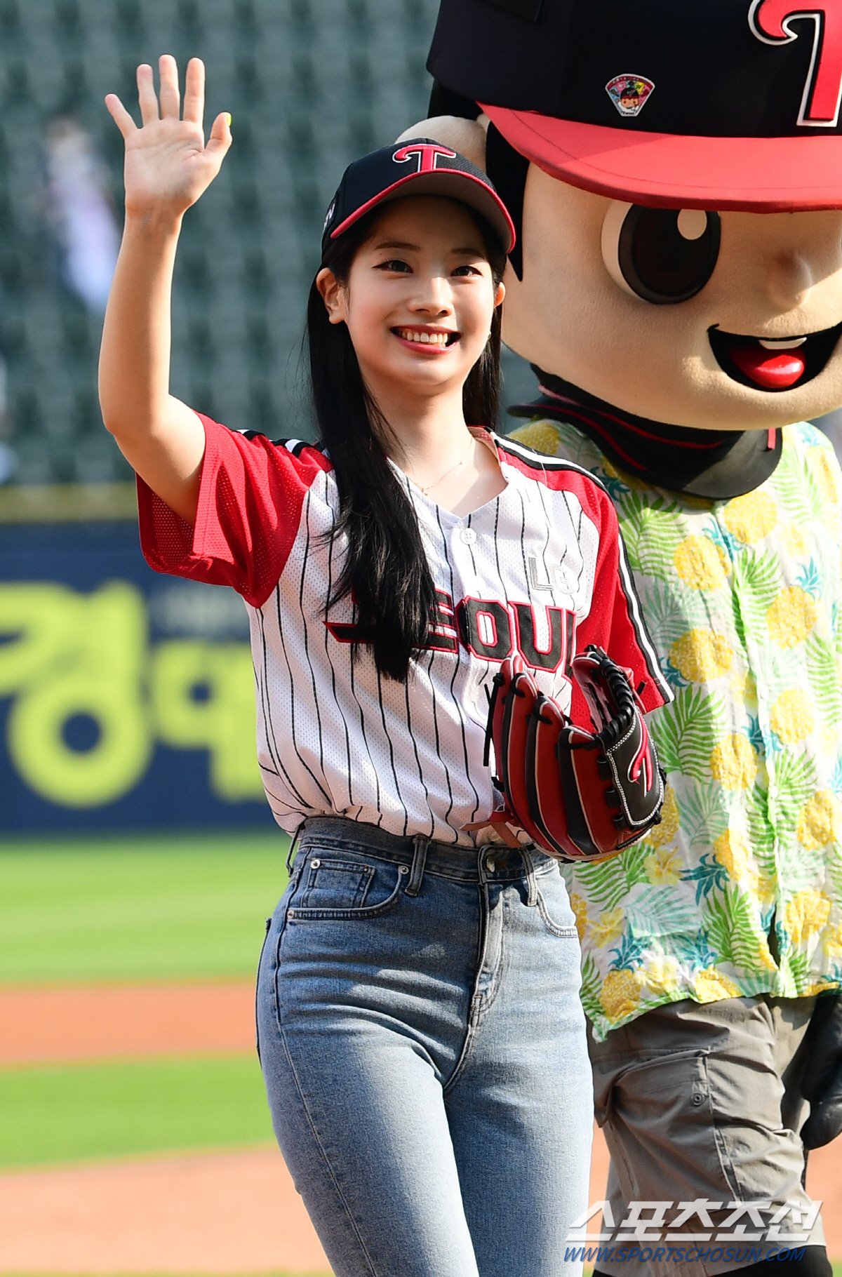sk-on-twitter-dahyun-throwing-the-first-pitch-at-lg-twins-baseball