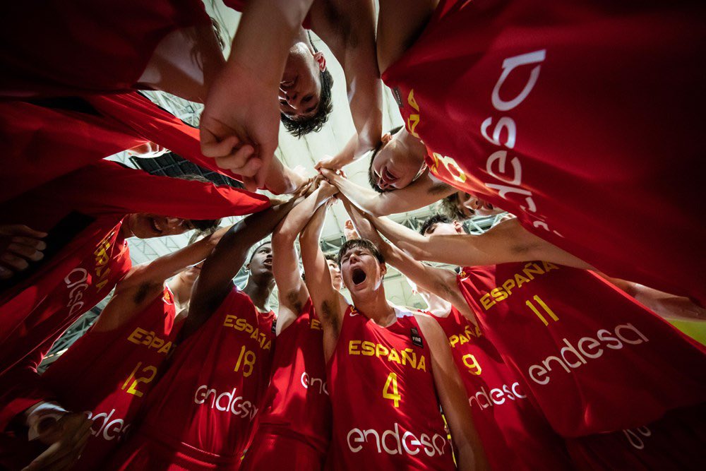 ucacb's tweet photo. 🤗Desde el CB UCA queremos felicitar al jugador albaceteño,Amadeo Vera,por la medalla de plata en el europeo U16 con @BaloncestoESP.

➡️Jugador formado en el Club Baloncesto 5 y el cual pudimos disfrutar con nosotros en la temporada 18/19 siendo infantil. 

🔝Enhorabuena Amadeo! https://t.co/44gXWFCkIQ