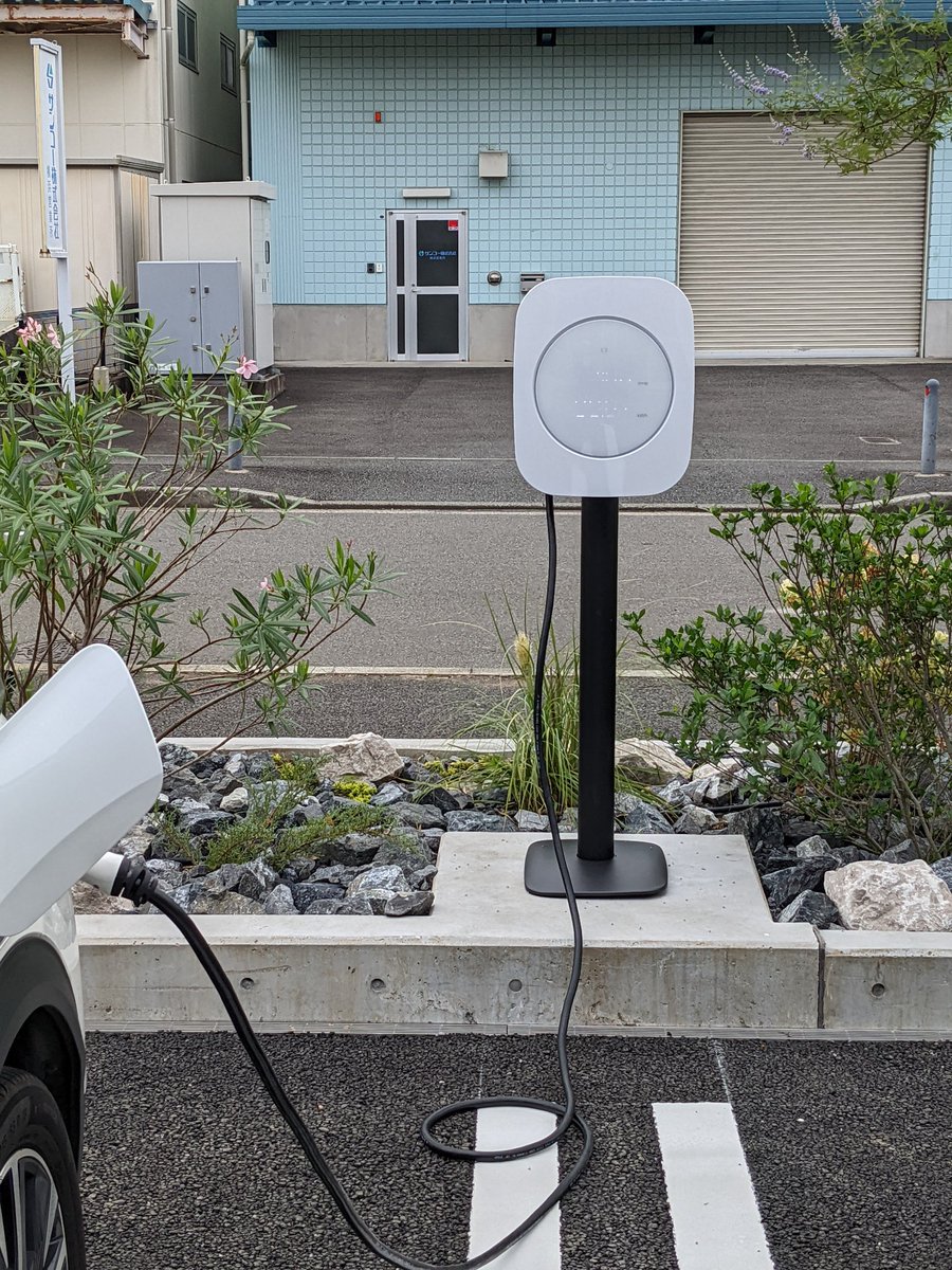 siesta1978's tweet image. Ionic5試乗しましたが、ちょっと前に乗ったスバルのソルテラに比べ、質感と車内空間の大きさは圧倒的な差がありますね😅　日本車頑張れ！と思ってしまうような車でした。
この6kw充電器もかっこいいです😁
#Ionic5