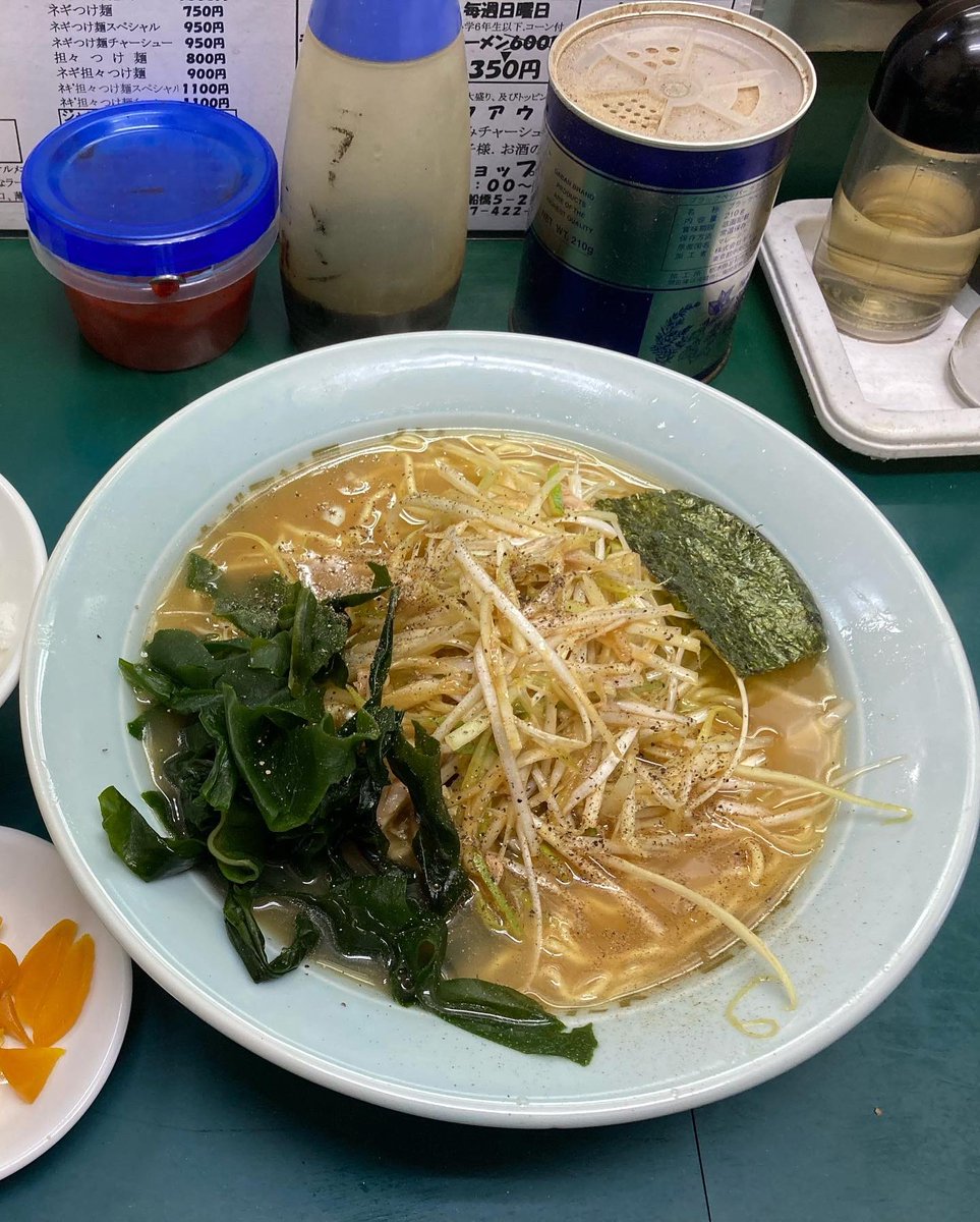 yanoteien's tweet photo. 2022.08.21
千葉県船橋市にて庭木の剪定でした。
昼はラーメン🍜食べました。
お疲れ様でした��
#矢野庭園 #造園業 #剪定 #金木犀 #ラーメン #ラーメンショップ #ネギラーメン #現場飯 https://t.co/7NS2JFql4d