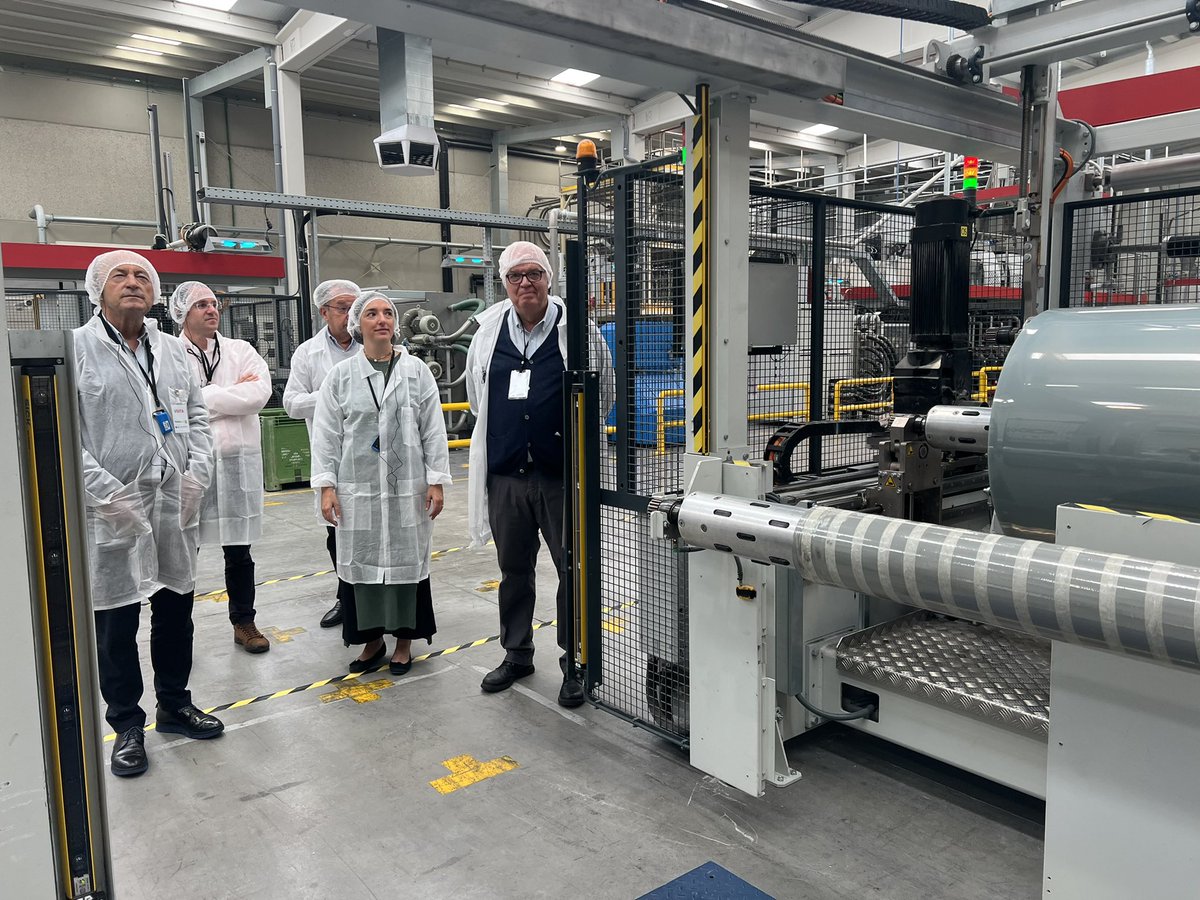 j_lopezmarcano's tweet photo. Esta semana visitamos #Formaspack y #OMT. Son un ejemplo en una industria, la del plástico, en la que somos potencia y hegemónicos. Desarrollan una política empresarial centrada en la atención personalizada y en el reciclaje, la economía circular y la sostenibilidad. https://t.co/6kdRrKrmEQ